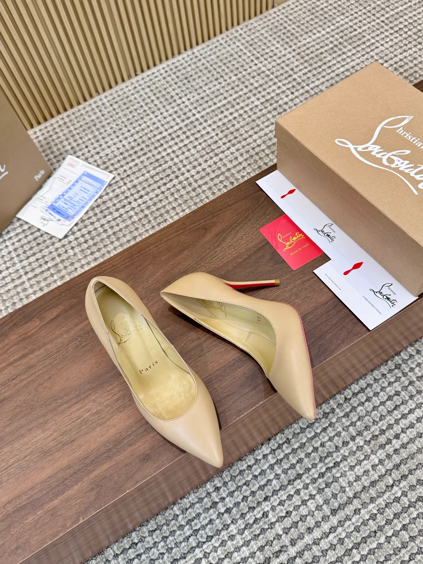 💕💕Factory direct selling price p440💕💕 Genuine leather sole +40 shipped all year round💝Christian Louboutin CL👠 "Imported cow patent leather💎Side hollow series" noble and luxurious, real blingbling👟👟 real materials, all customized by the pattern maker, and the materials are made of original customized materials to achieve the taste of the original 5 color options💍 Upper: Imported 👉cow patent leather💪 Lining: Sheepskin foot pad/lining Size: 34-40.41.42 Heel height: two options: 10.5cm and 8.5cm
